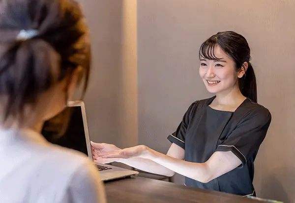女性のスタッフ